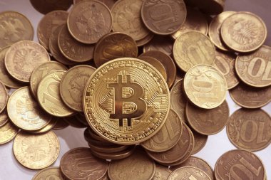 Rus banknotlar üzerinde bir Bitcoin. Portre, makro çekim