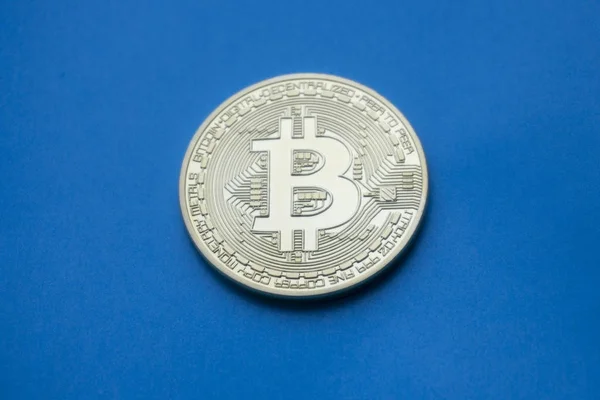 Oro Bitcoins dinero virtual digital sobre un fondo azul . — Foto de Stock