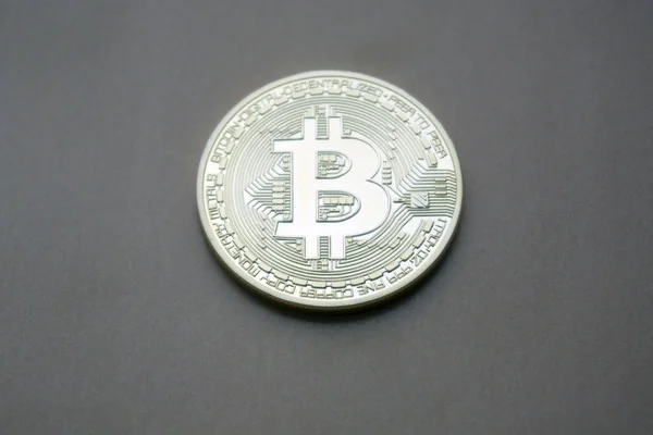 Oro Bitcoins dinero virtual digital sobre un fondo gris negro . — Foto de Stock
