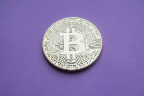 Oro Bitcoins dinero virtual digital sobre un fondo púrpura . — Foto de Stock