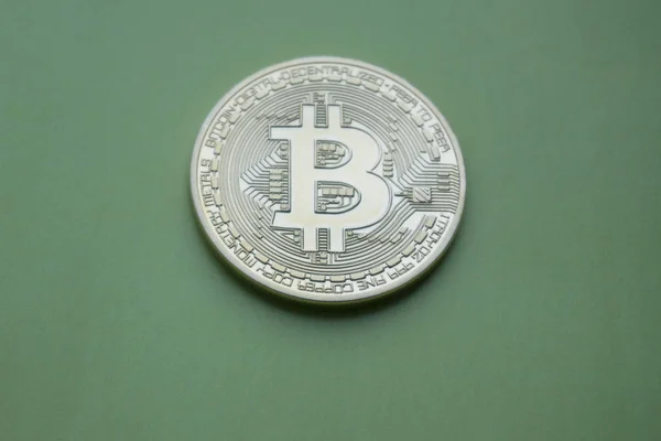Oro Bitcoins dinero virtual digital sobre un fondo verde . — Foto de Stock