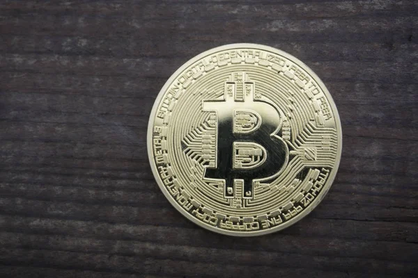 Bitcoin dorado sobre fondo de madera — Foto de Stock