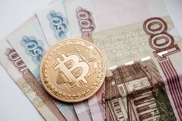 Rus banknotlar üzerinde bir Bitcoin. Portre, makro çekim
