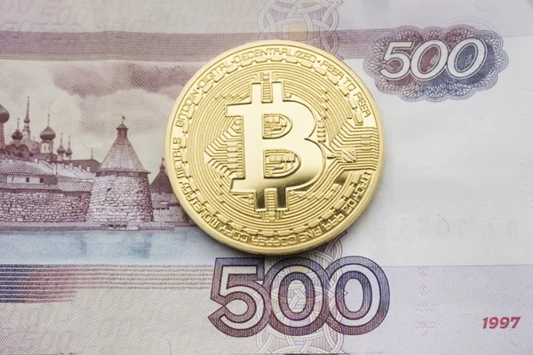 Ein Bitcoin auf russischen Banknoten. Nahaufnahme, Makroaufnahme — Stockfoto
