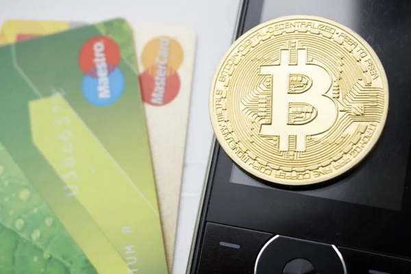 Rusya - BEREZNIKI 9 Ekim 2017 Tarih: kavramsal görüntü. Bitcoin kredi kartı telefon. Yatırım Finansal Internet teknoloji Fintech kavramı.