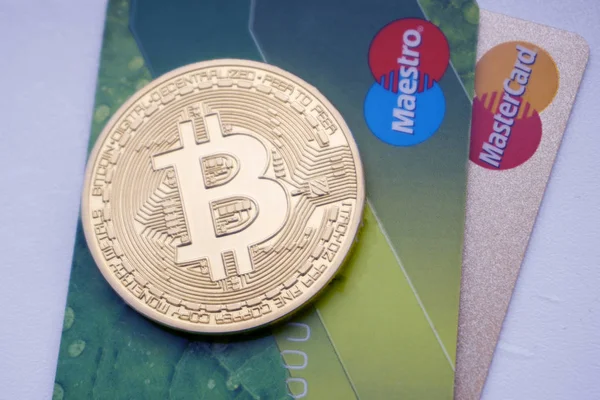 Rusya - 9 Ekim 2017 BEREZNIKI: bitcoin ve yeşil kredi kartı