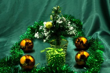 Noel ağacı topları tarafından dekore edilmiş ve el yapımı. Yılbaşı oyuncak.