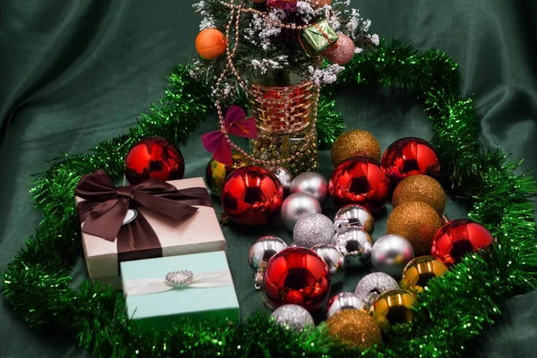 Árbol de Navidad con regalos envueltos en oro y regalos y luces que reflejan en las ventanas alrededor del árbol en el hogar moderno — Foto de Stock