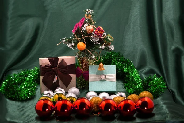 Árbol de Navidad con regalos sobre fondo rojo. — Foto de Stock