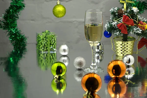 Bicchieri di vino con champagne su uno sfondo di candele di Natale e palle e un albero di Natale. Lo sfondo still-life di Capodanno. 2018 — Foto Stock