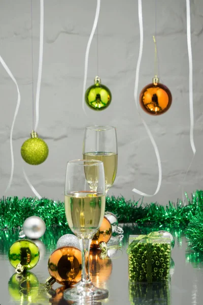 Dwa pełne kieliszki do szampana z bokeh światła w tle — Zdjęcie stockowe