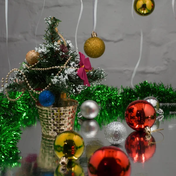 Cocaína dividida en caminos con juguetes de Navidad y rama de abeto sobre fondo negro vista superior . — Foto de Stock