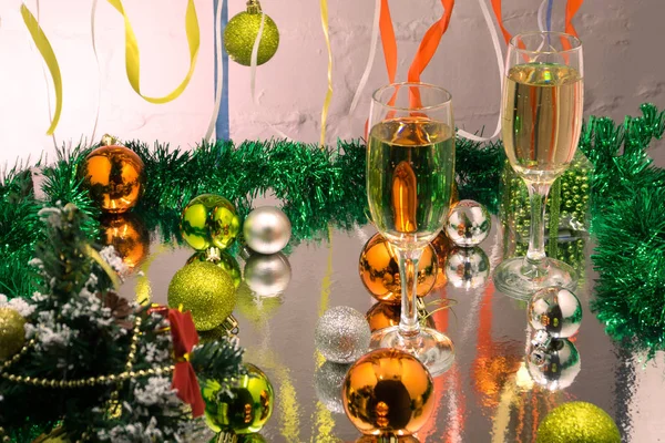 Neujahrskomposition mit Uhr, zwei Gläsern Champagner und Maske — Stockfoto