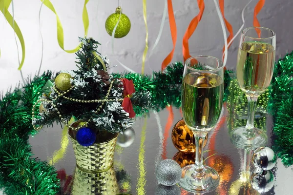 Capodanno e festa di Natale. Due bicchieri con champagne e scatole con regali sullo sfondo dorato . — Foto Stock