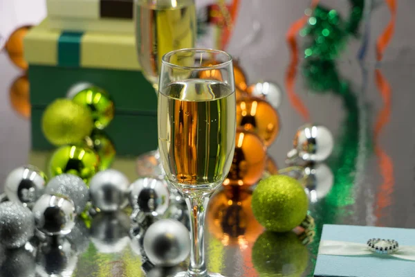 Święta Bożego Narodzenia i Nowy Rok z szampanem. Nowy rok wakacje urządzone stół. Dwa kieliszki do szampana, vintage stonowane — Zdjęcie stockowe
