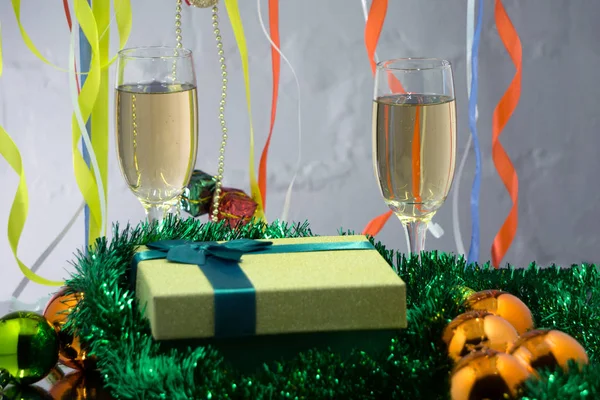 Collage natalizio con regali, champagne, giocattoli e rami di abete. Anno nuovo sfondo — Foto Stock