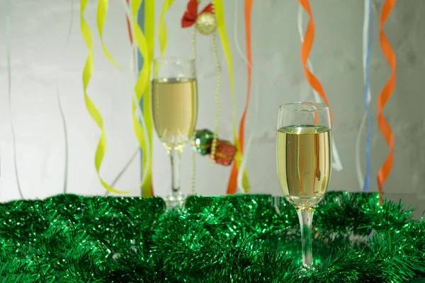 Weihnachtsstillleben - zwei Gläser Sekt mit blauen Weihnachtskugeln und Lametta auf Christbaumhintergrund — Stockfoto