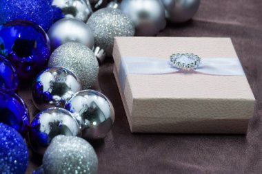 Noel hediyeleri ve ahşap arka plan süsler