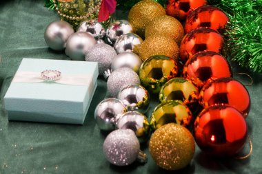 Garland ve Noel topları bir ahşap zemin üzerinde bulanık renkli ışıklar