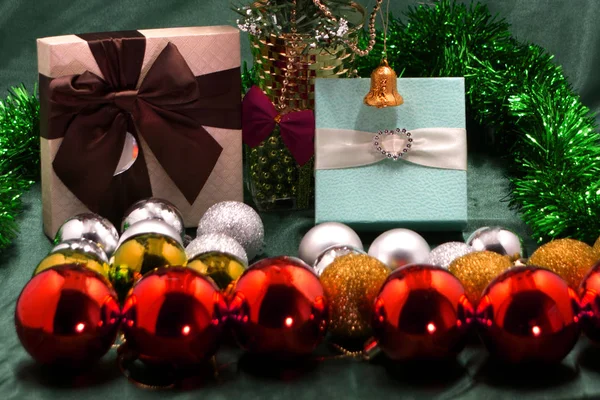 Gekleurde speelgoed voor de kerstversiering en de kerstboom. Verkoop van Kerstmis speelgoed voor de vakantie. — Stockfoto