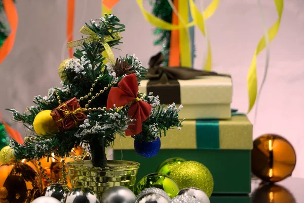 Versierde geschenkdoos onder de kerstboom — Stockfoto