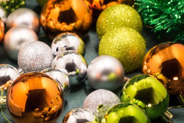 Renkli ve canlı Noel aranjman. Noel altın top payetler ve dekoratif çelenk ile görünümünü kadar yakın.