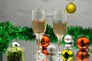 Işıklar bir arka plan üzerinde şampanya bardağı