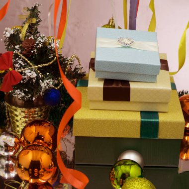 Beyaz arka planda noel hediyesi kutuları