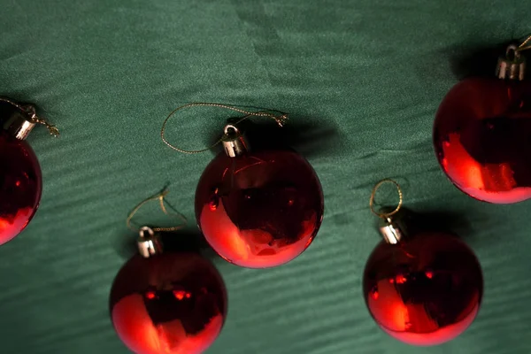 Красные рождественские шарики на снегу. студия съемки — стоковое фото
