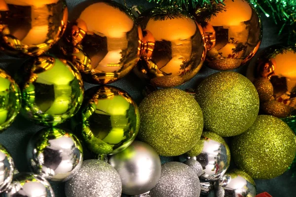 Colección de oro decorativo texturizado y Navidad plateada sobre fondo beige neutro — Foto de Stock