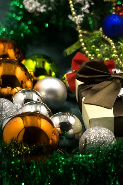 Boules de Noël et cadeau de Noël sur fond de bois gris — Photo