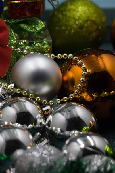 Muchas bolas de Navidad de colores en el fondo — Foto de Stock