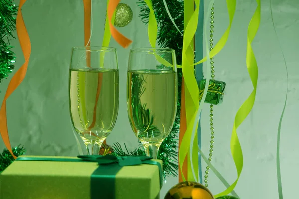La celebrazione del Natale e dell'Anno nuovo con champagne. Vacanza di Natale decorato — Foto Stock