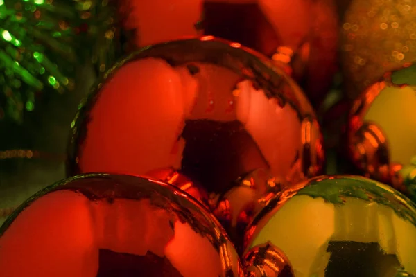 Barevné vánoční koule na dřevěném pozadí — Stock fotografie