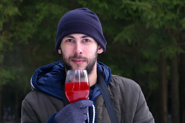 El tipo de pie en la naturaleza. Tenía las copas de vino en nuestras manos. . —  Fotos de Stock