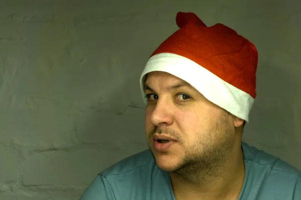 Egy Mikulás kalap a karácsonyi Man — Stock Fotó