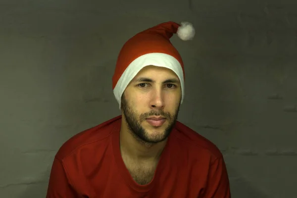 Schöner Mann als Weihnachtsmann verkleidet — Stockfoto