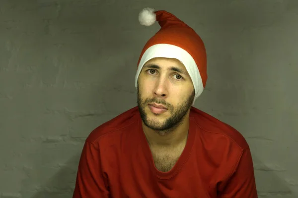 Ragazzo di Capodanno all'albero di Natale blu. Uomo di Natale con la barba sul volto serio letto libro. Vacanza invernale e natale. Babbo Natale, fiaba. Giorno di boxe e festa . — Foto Stock