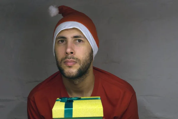 Santa Claus sentado en el sillón y esperando la Navidad, él está apoyando su cabeza en sus manos — Foto de Stock