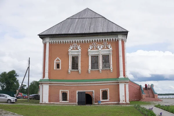 Vintage gevel van een bakstenen dand houten twee verdiepingen huis in traditionele Russische stijl. Vooraanzicht colse omhoog. — Stockfoto