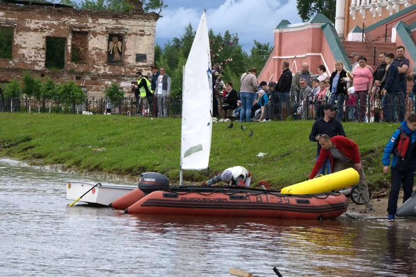 Un yate de vela. Navegando. Vela - Rusia Usolye julio 1, 2017  . —  Fotos de Stock