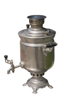 Beyaz arka plan üzerinde eski izole krom semaver