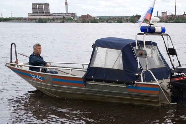Barco patrullero con bandera rusa en el río - Rusia Usolye julio 1, 2017  . —  Fotos de Stock