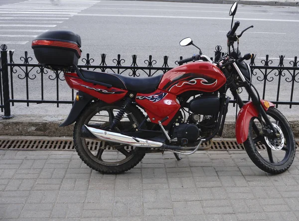 Motor dengan warna merah dan latar belakang dingin  . — Stok Foto