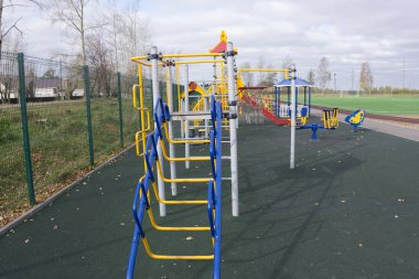 Parktaki bahçedeki renkli oyun parkı.