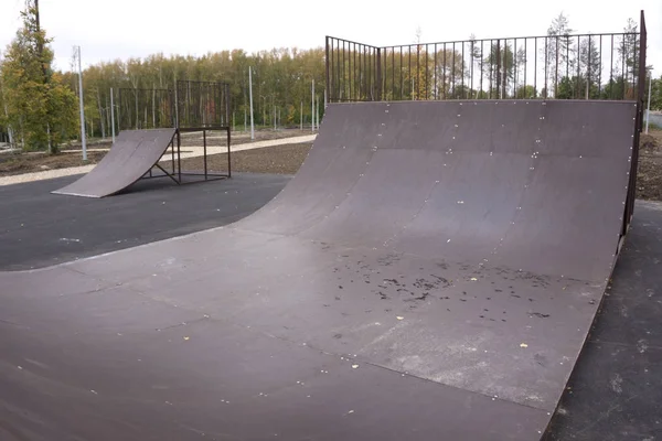 Straßenskaten im offenen Skatepark. Extremes Skaten im Betonskatepark im Außenbereich. Skateboarder treibt Extremsport. — Stockfoto