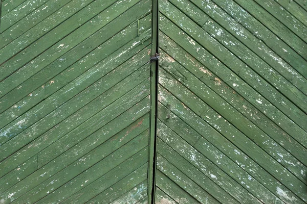 Vintage ξύλινη πόρτα πράσινο dostochek στις γωνίες . — Φωτογραφία Αρχείου