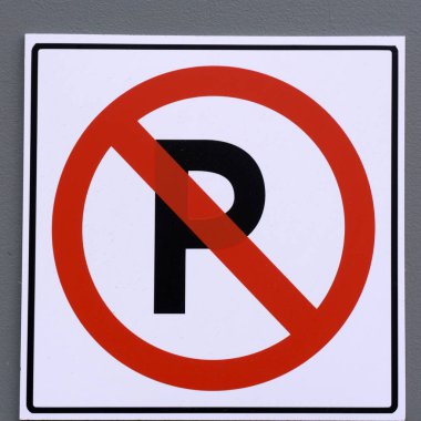 kırmızı beyaz ve hiçbir Park işareti mavi gökyüzü arka plan ile siyah .