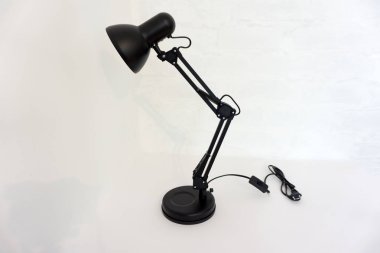 Masa lambası beyaz bir arka plan üzerinde duruyor .