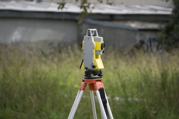 Bir tripod üzerinde ölçüm cihazı — Stok fotoğraf